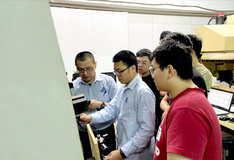 2020普慧主軸技術人員於成功大學安裝機台及教育訓練